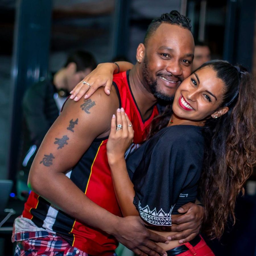 Couple souriant pendant une soirée