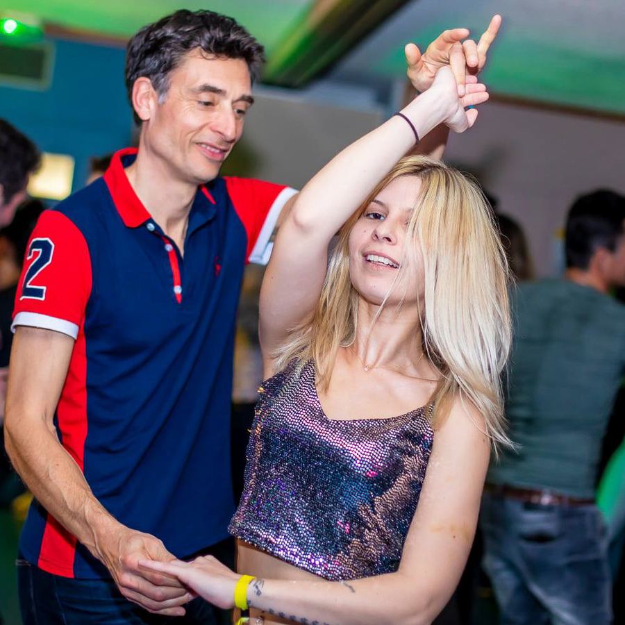 Couple qui danse en soirée