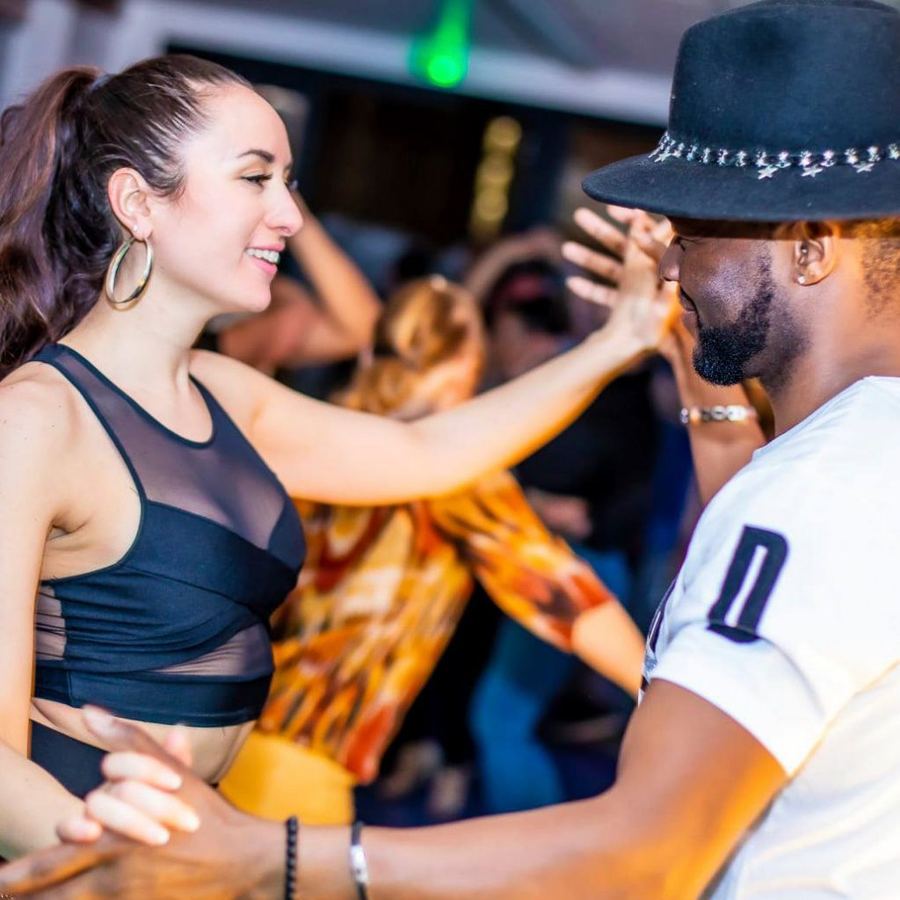 Couple qui danse la salsa en soirée