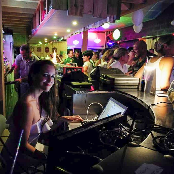 DJ aux platines pendant une soirée