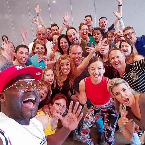 Selfie de groupe avec un professeur pendant un cours
