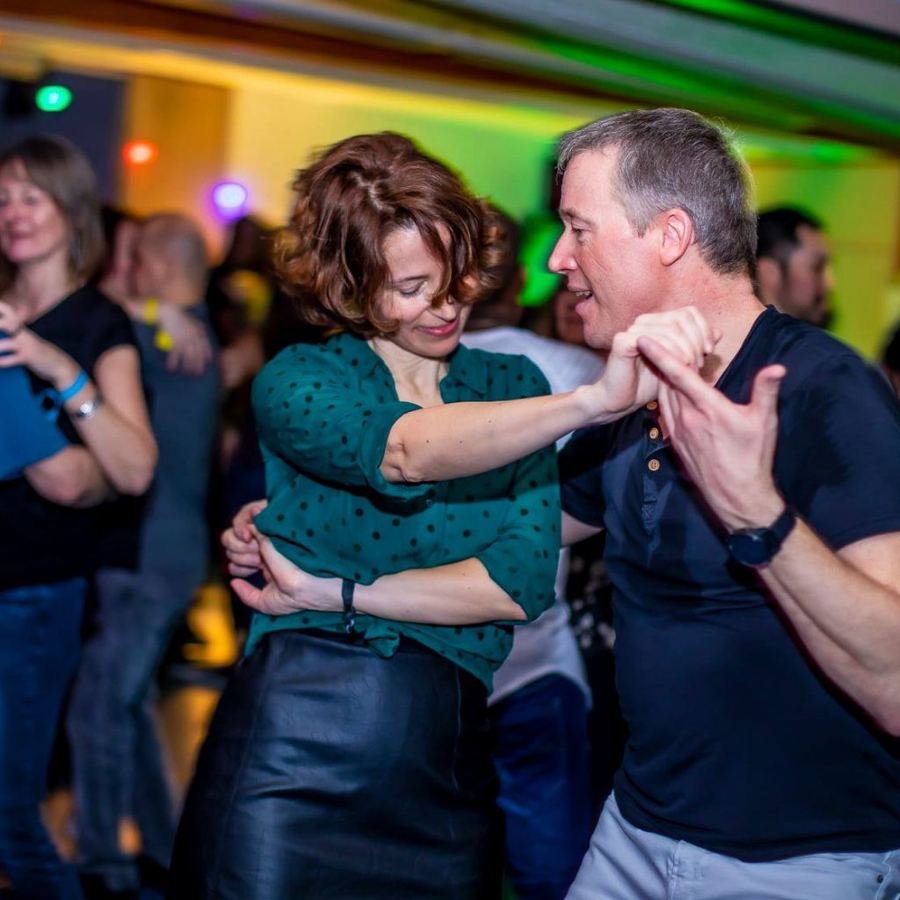 Couple qui danse sur une piste éclairée