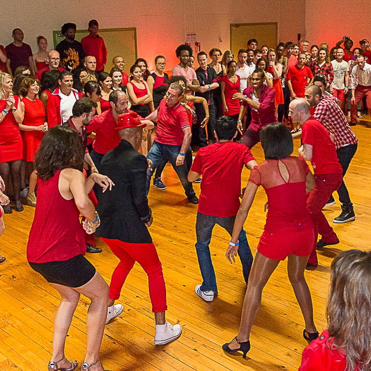 Soirée à thème rouge, piste de danse pleine