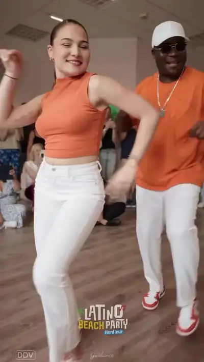 Couple dansant la bachata pendant un séjour Club PEA