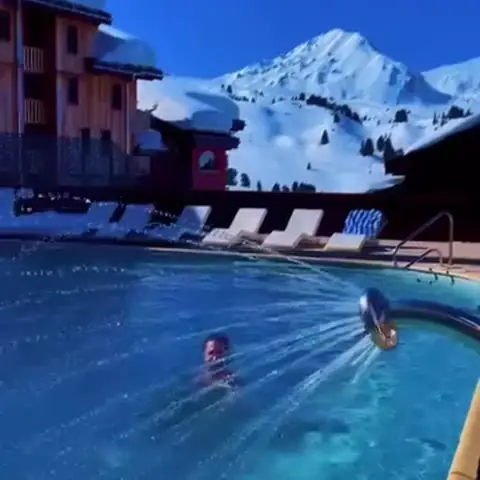 La piscine face aux pistes à La Plagne