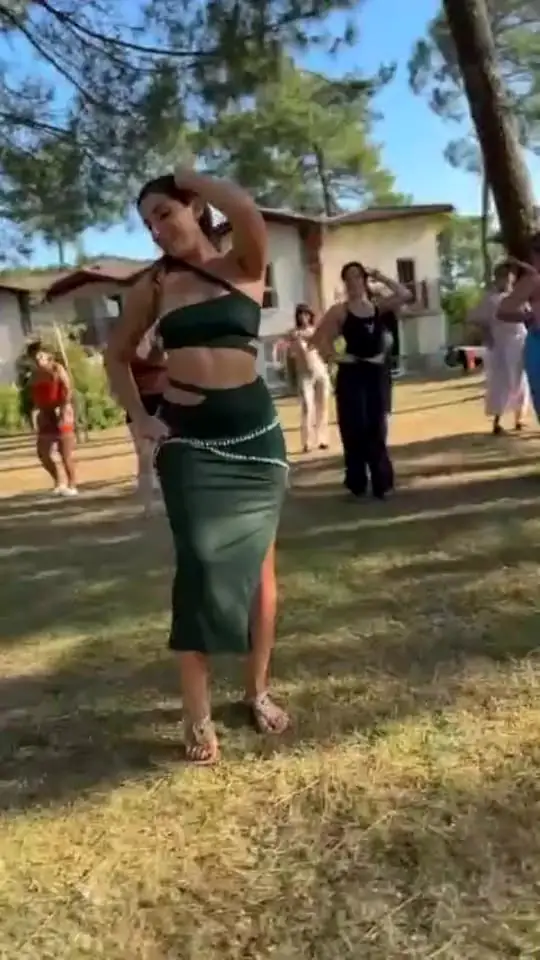 Danse orientale en plein air sous les pins à Arcachon