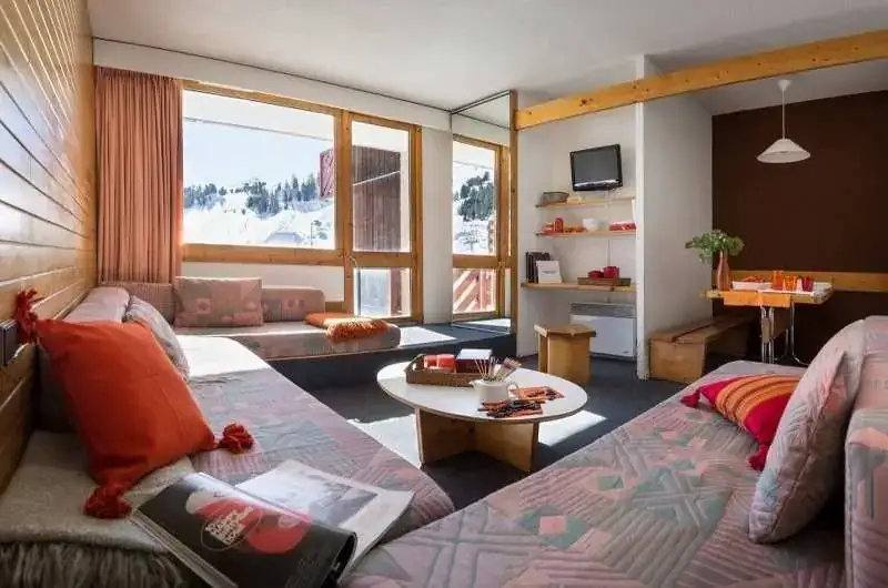 La chambre, avec lits jumeaux et étagère en bois