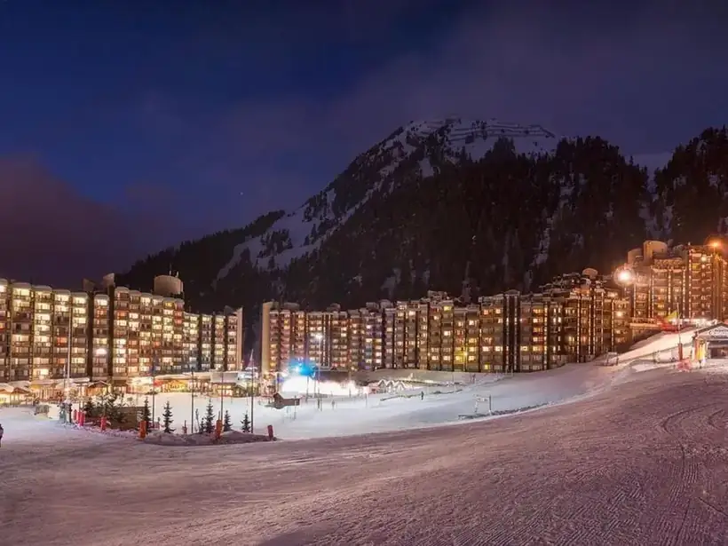 La résidence illuminée en soirée