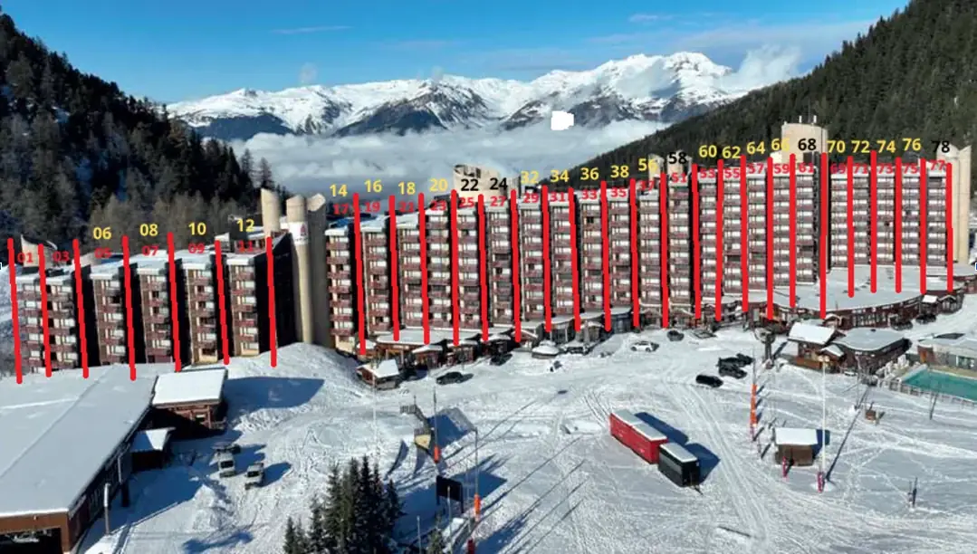 Vue aérienne de la résidence de Plagne Bellecôte avec les numéros des logements indiqués sur chaque bâtiment