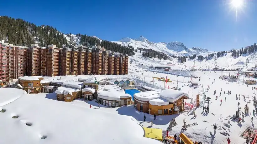 Le front de neige et les pistes à La Plagne