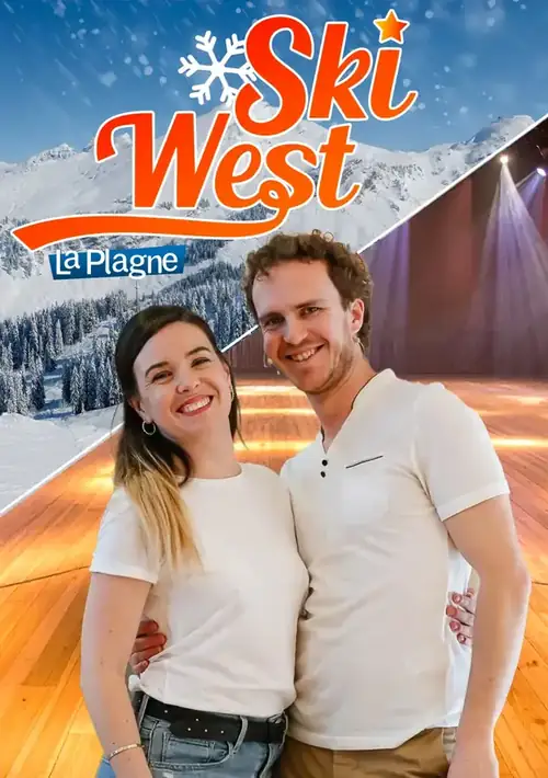 Couple de professeurs souriants, elle en t-shirt blanc, lui en polo blanc