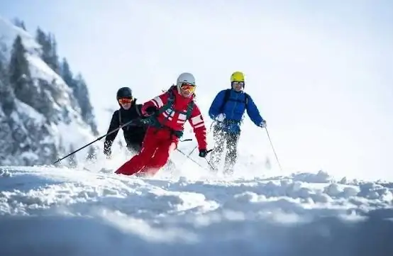 Cours de ski collectif avec un moniteur ESF