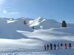 Groupe en file sur le plateau enneigé