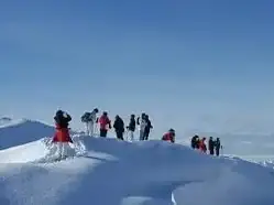 Groupe en raquettes sur la crête