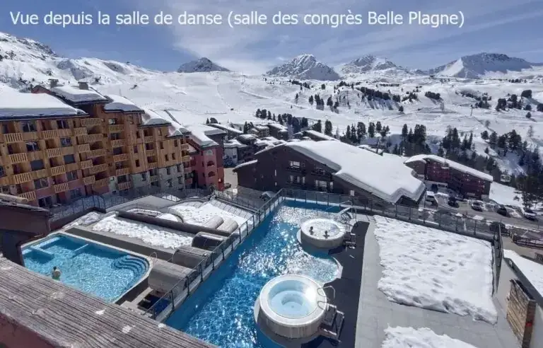 Vue depuis la salle de danse sur Belle Plagne et la piscine