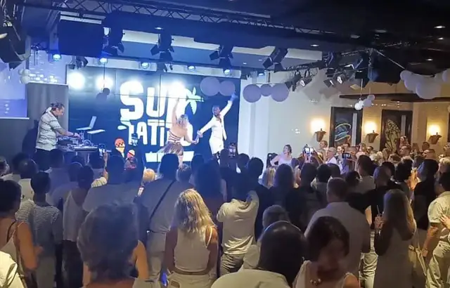 La scène Sun Latino et le public en soirée